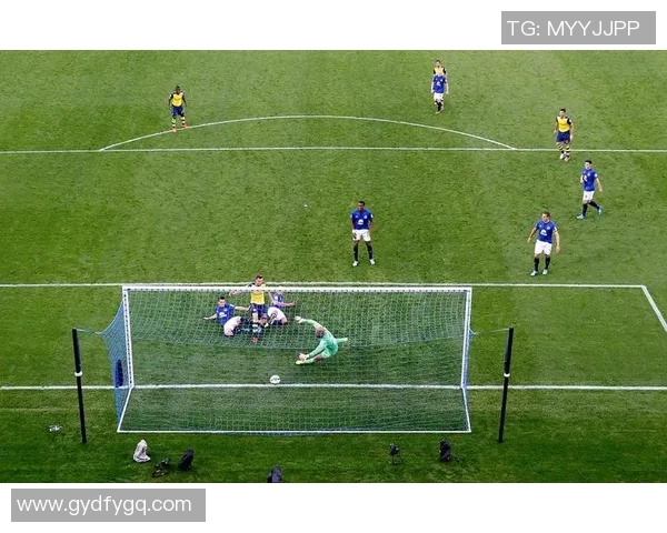 足球冲突背后的真相与影响探讨球场上的对抗与社会问题的交织